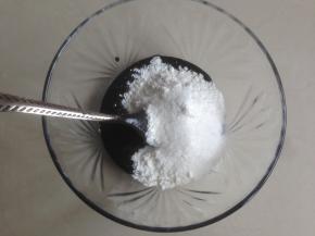 先做黑芝麻馅，黑芝麻酱、糖和熟糕粉放入碗里