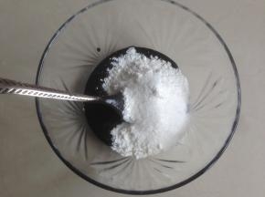 先做黑芝麻馅，黑芝麻酱、糖和熟糕粉放入碗里