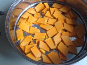 南瓜去皮去瓤切成薄片，隔水蒸5分钟左右