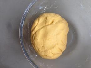 揉成不粘手，柔软的粉团