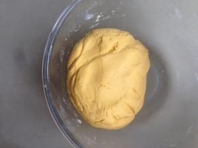 揉成不粘手，柔软的粉团