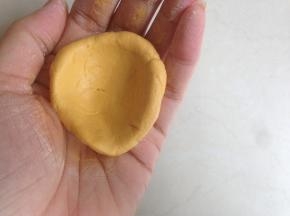 取25克的糯米粉团，揉圆后用拇指压成小碗状