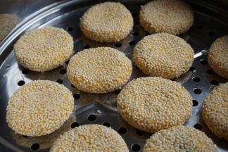 放在抹了油的蒸锅里，依次做好后，大火烧开上锅蒸7分钟左右