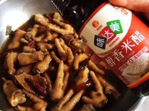 临近出锅前，加入一汤匙味达美的醇香米醋，体香增鲜，很关键哦！