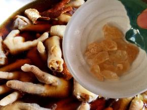 冰糖，可以起到增香，调剂口感的作用。