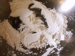 糯米粉放锅中，用小火炒熟（颜色有点发黄）