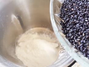 熟黑芝麻放入打粉杯中