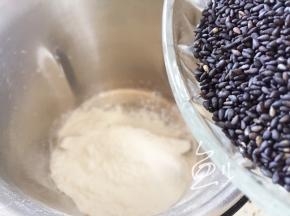 熟黑芝麻放入打粉杯中