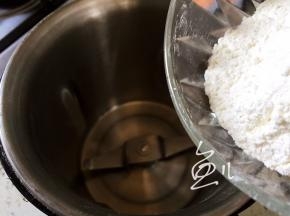 熟糯米粉放入打粉杯中