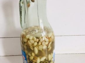 这是我自己泡的麻豆！（麻豆的做法是：杏仁煮熟，过凉水投凉褪皮，用清水浸泡一天，中途记得换三到四遍水，捞出沥干水分，花生提前浸泡一天褪皮备用。把处理好的杏仁和花生放入干净的无油玻璃瓶里，放入新鲜花椒，盐，再加入适量的矿泉水泡一个月即可食用了！）