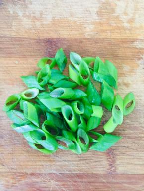 葱洗净，斜切成大小均匀的段儿备用！