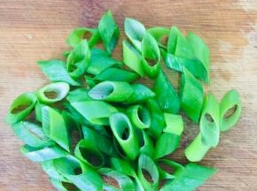 葱洗净，斜切成大小均匀的段儿备用！