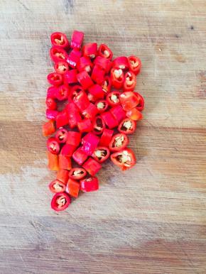 小米辣洗净，切成圈儿备用！