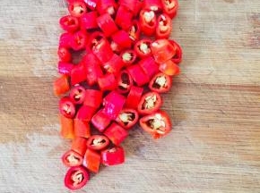 小米辣洗净，切成圈儿备用！