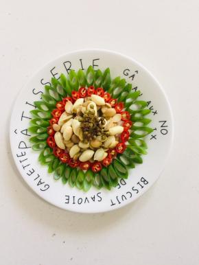 中间放入泡好的麻豆即可上桌啦！