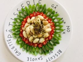 中间放入泡好的麻豆即可上桌啦！