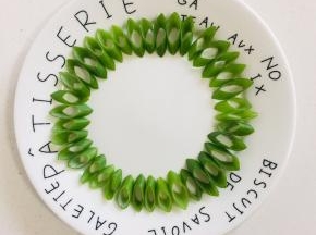 取一个平盘，用葱摆成一圈儿。