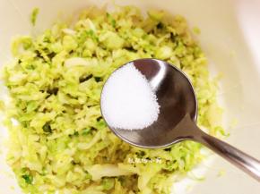 加入1小勺细砂糖，细砂糖不需要多，加糖能给菜起到提鲜的作用