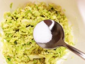 加入1小勺细砂糖，细砂糖不需要多，加糖能给菜起到提鲜的作用