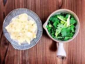 蒜头用刀背拍扁，把皮去掉，剁碎装好备用 把香菜清洗干净，用厨房纸巾拭干水分，切成小段装好备用