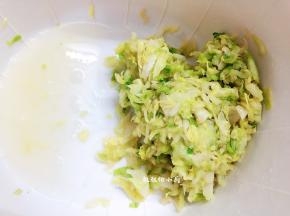 包心菜杀出水分，把包心菜挤干多余的水分