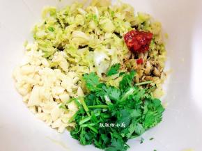 接着倒倒入事先准备好的调料，生抽，芝麻油，蒜蓉辣椒酱，香菜，蒜碎