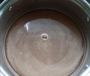 3 将关东煮调料加水调开