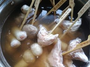 5 放入串串煮熟即可