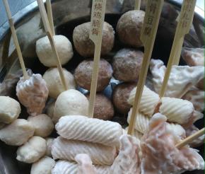 2 各色准备好的丸子串好