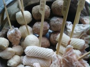 2 各色准备好的丸子串好