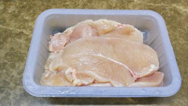 鸡胸肉洗干净，切成3薄片