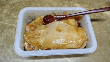 放入蚝油、酱油、蜂蜜