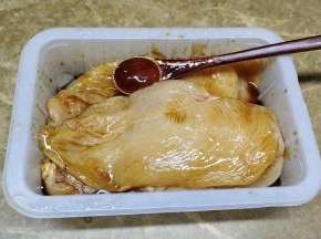 放入蚝油、酱油、蜂蜜