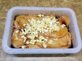 放了蒜蓉拌均匀腌20分钟