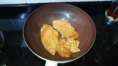 锅里热油，小火~
放入鸡胸肉慢火煎至金黄