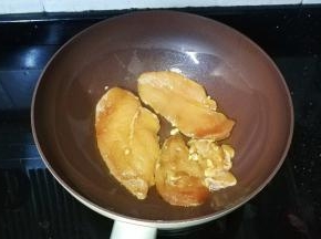 锅里热油，小火~
放入鸡胸肉慢火煎至金黄