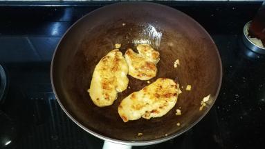 翻转另一面煎至金黄，想要焦香的可再煎时间长点让表面的变焦脆一点