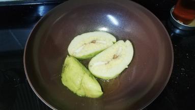 锅里热油放入粽子煎焦黄