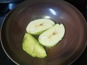 锅里热油放入粽子煎焦黄