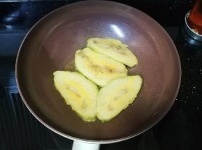 翻面煎至金黄