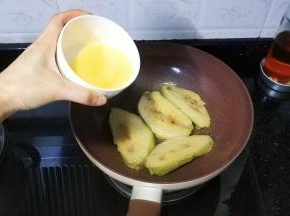 倒入蛋液