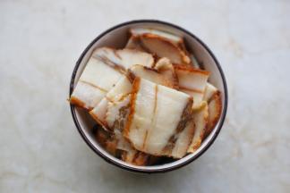 腊肉切片煮3分钟。