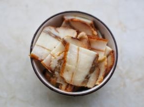 腊肉切片煮3分钟。