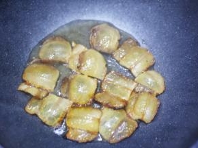 腊肉放入锅中煸炒出油。