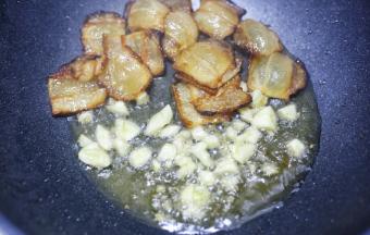 加入大蒜爆香。