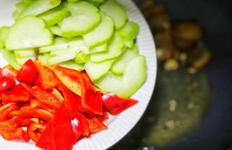 加入佛手瓜和红椒。