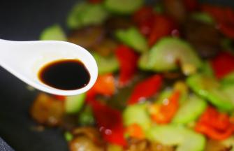 加一勺生抽，一勺盐，炒匀出锅盛盘。