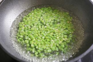 加四季豆煮2分钟捞出。