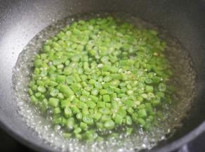 加四季豆煮2分钟捞出。
