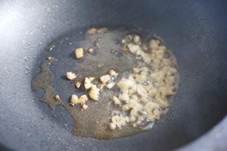 热锅热油加大蒜爆香。